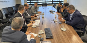 Fotografia da mesa de negociações com diretores dos Sindicatos e representantes do TJMG. Conteúdo textual: PAUTA DE REIVINDICAÇÕES – NOVA RODADA DA MESA DE NEGOCIAÇÕES DEFINE PV 2021 E PAGAMENTO DE FÉRIAS SUSPENSAS