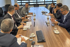 Fotografia da mesa de negociações com diretores dos Sindicatos e representantes do TJMG. Conteúdo textual: PAUTA DE REIVINDICAÇÕES – NOVA RODADA DA MESA DE NEGOCIAÇÕES DEFINE PV 2021 E PAGAMENTO DE FÉRIAS SUSPENSAS