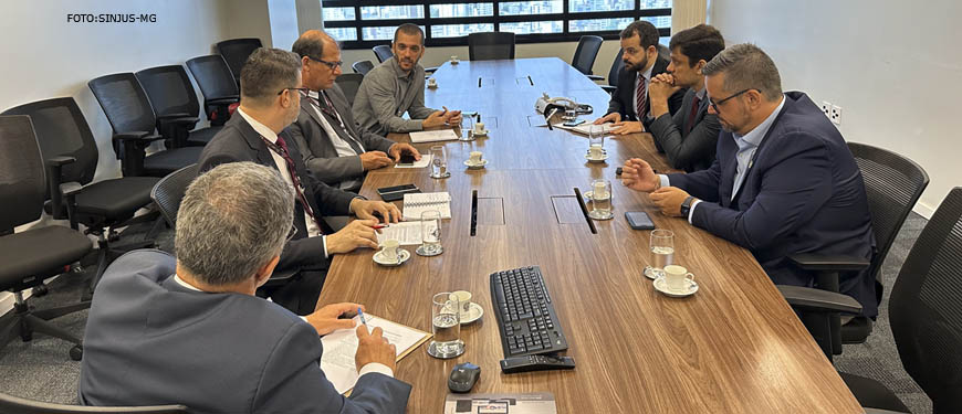 Fotografia da mesa de negociações com diretores dos Sindicatos e representantes do TJMG. Conteúdo textual: PAUTA DE REIVINDICAÇÕES – NOVA RODADA DA MESA DE NEGOCIAÇÕES DEFINE PV 2021 E PAGAMENTO DE FÉRIAS SUSPENSAS