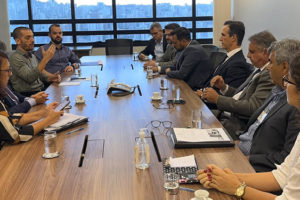 Coordenador-geral do SINJUS-MG, Alexandre Pires e o diretor de Assuntos Jurídicos, Felipe Rodrigues em reunião com representantes do TJMG.