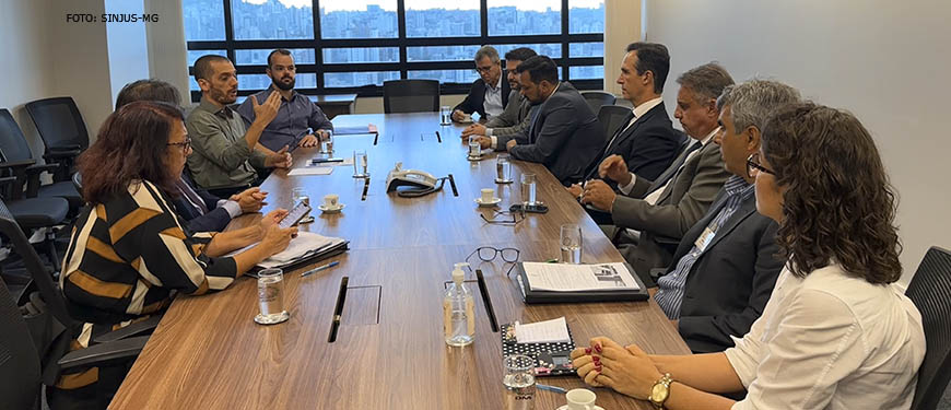 Coordenador-geral do SINJUS-MG, Alexandre Pires e o diretor de Assuntos Jurídicos, Felipe Rodrigues em reunião com representantes do TJMG.