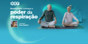 Imagem Acessível: Arte com fundo em tons de verde-azulado (turquesa) e efeito de luz suave ondulada atravessando a imagem. Na parte inferior da imagem, ocupando boa parte do espaço, há a fotografia de um casal sentado no chão sobre tapetes de yoga, em posição de pernas cruzadas. À esquerda está um homem de cabelos curtos e grisalhos, usando camiseta verde de manga longa e calça clara. Ele sorri e olha para a mulher ao lado, que tem os cabelos grisalhos presos em um coque, ela veste blusa clara de manga longa e calça clara. Ambos estão sentados com postura ereta, mãos apoiadas nos joelhos, sugerindo prática de respiração. Conteúdo textual: Breathwork: conheça o poder da respiração. 2/3 (2ª f.) · 14h30 - ESPAÇO LEA LEDA (Av. João Pinheiro, 39 · 10º andar) - Convidada: Yone Fonseca.