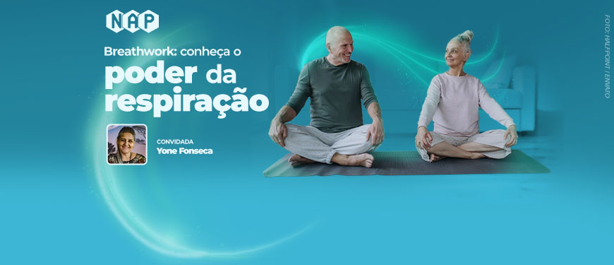 Imagem Acessível: Arte com fundo em tons de verde-azulado (turquesa) e efeito de luz suave ondulada atravessando a imagem. Na parte inferior da imagem, ocupando boa parte do espaço, há a fotografia de um casal sentado no chão sobre tapetes de yoga, em posição de pernas cruzadas. À esquerda está um homem de cabelos curtos e grisalhos, usando camiseta verde de manga longa e calça clara. Ele sorri e olha para a mulher ao lado, que tem os cabelos grisalhos presos em um coque, ela veste blusa clara de manga longa e calça clara. Ambos estão sentados com postura ereta, mãos apoiadas nos joelhos, sugerindo prática de respiração. Conteúdo textual: Breathwork: conheça o poder da respiração. 2/3 (2ª f.) · 14h30 - ESPAÇO LEA LEDA (Av. João Pinheiro, 39 · 10º andar) - Convidada: Yone Fonseca.