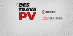 Imagem de campanha sindical com fundo cinza claro texturizado, semelhante a uma parede com pequenas rachaduras. No topo, está escrito: “SINJUS e SERJUSMIG lançam campanha”. Ao centro, em destaque, a frase “Destrava PV”, com “DES-TRAVA” em letras pretas e “PV” em vermelho grande e marcante. A letra “D” aparece estilizada com um cadeado aberto, simbolizando desbloqueio. Na parte inferior, estão os logotipos do SINJUS-MG e do SERJUSMIG, acompanhado do slogan “Unir, lutar e vencer”