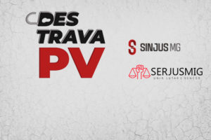 Imagem de campanha sindical com fundo cinza claro texturizado, semelhante a uma parede com pequenas rachaduras. No topo, está escrito: “SINJUS e SERJUSMIG lançam campanha”. Ao centro, em destaque, a frase “Destrava PV”, com “DES-TRAVA” em letras pretas e “PV” em vermelho grande e marcante. A letra “D” aparece estilizada com um cadeado aberto, simbolizando desbloqueio. Na parte inferior, estão os logotipos do SINJUS-MG e do SERJUSMIG, acompanhado do slogan “Unir, lutar e vencer”
