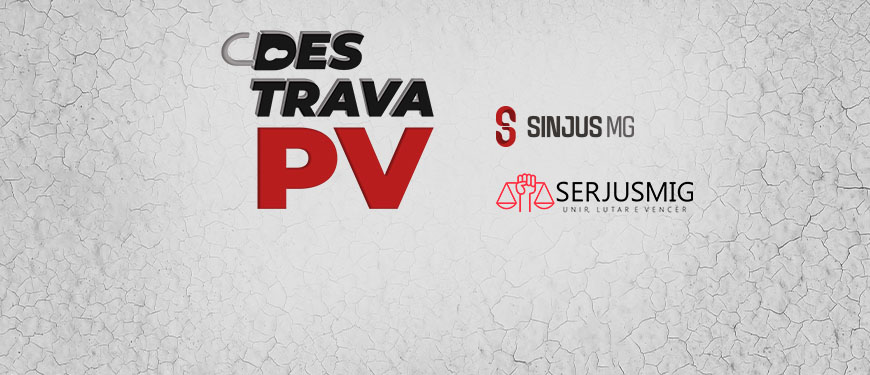 Imagem de campanha sindical com fundo cinza claro texturizado, semelhante a uma parede com pequenas rachaduras. No topo, está escrito: “SINJUS e SERJUSMIG lançam campanha”. Ao centro, em destaque, a frase “Destrava PV”, com “DES-TRAVA” em letras pretas e “PV” em vermelho grande e marcante. A letra “D” aparece estilizada com um cadeado aberto, simbolizando desbloqueio. Na parte inferior, estão os logotipos do SINJUS-MG e do SERJUSMIG, acompanhado do slogan “Unir, lutar e vencer”