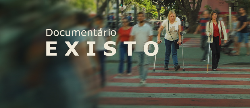 A imagem divulga o documentário “Existo”. Ao fundo, uma cena urbana com faixa de pedestres movimentada; várias pessoas aparecem desfocadas em movimento, enquanto duas mulheres com deficiência física, usando muletas, caminham com nitidez pelo centro da faixa. Sobre a imagem, os textos em destaque informam: “Documentário Existo”, data “24/4 (sexta-feira)”, horário “20h” e local “Una Cine Belas Artes”. À direita, destaca-se a mensagem “Inscrições abertas – vagas limitadas”. Na parte inferior, aparece o logotipo do SINJUS MG.