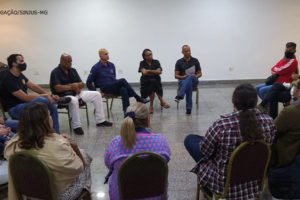 Foto de pessoas sentadas em uma roda de conversa, com participação de Wagner Ferreira, diretor de Assuntos Jurídicos do SINJUS, Eduardo Mais, secretário de Assuntos Institucionais do Sindsemp/MG e Antonieta Dorledo, presidenta do Sisipsemg. Conteúdo textual: Defesa do Serviço Público. SINJUS PARTICIPA DE AÇÕES DE VALORIZAÇÃO DO SERVIDOR EM JUIZ DE FORA.