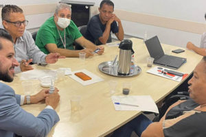 Imagem Acessível: Conselho de Beneficiários do IPSEMG em reunião com o presidente do Ipsemg. Conteúdo textual: Nova gestão - CBI volta a debater melhorias no atendimento e credenciamento de hospitais em Minas Gerais.