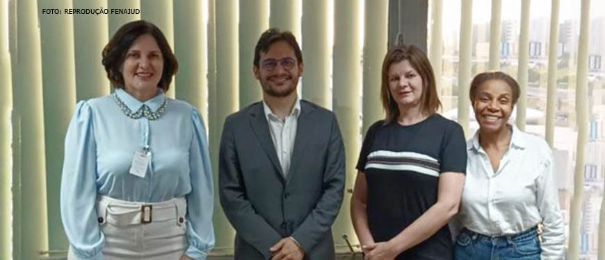 Imagem Acessível: Coordenadora-geral da Fenajud, Arlete Rogoginski, e a Coordenadora da Região Norte da Fenajud, Gislaine Caldeira, junto do Coordenador-geral de Formulação de Propostas Legislativas do Ministério dos Direitos Humanos, Felipe Biasoli, e da Coordenadora da Assessoria de Assuntos Parlamentares, Diony Maria.