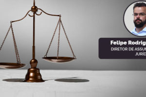 Balança de cobre desequilibrada, simbolizando uma justiça desigual. Conteúdo textual: Opinião Jurídica - O Servidor público e o direito ao regime jurídico.