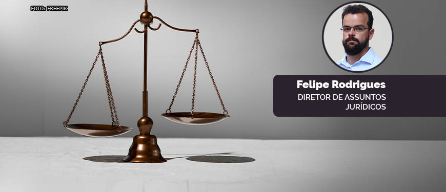 Balança de cobre desequilibrada, simbolizando uma justiça desigual. Conteúdo textual: Opinião Jurídica - O Servidor público e o direito ao regime jurídico.
