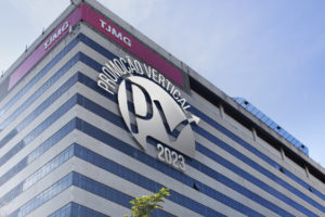 Imagem Acessível: A imagem mostra a foto do prédio do TJMG vista de baixo para cima, com a logomarca “Promoção Vertical PV 2023” em destaque na fachada. Sobre a imagem, está escrito: “TJMG anuncia novas vagas na PV 2023, mas SINJUS considera número insuficiente e seguirá na luta”.