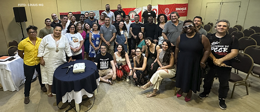 Participantes do Encontro de Comunicação da Fenajud posam para foto