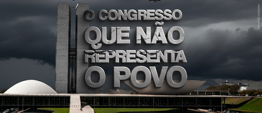 Imagem Acessível: A imagem mostra o prédio do Congresso Nacional em Brasília sob um céu nublado e escuro, com urubus voando e pousados no gramado em primeiro plano, transmitindo um clima de crítica e pessimismo. Em destaque, grandes letras de concreto rachadas trazem a frase: “O CONGRESSO QUE NÃO REPRESENTA O POVO”. Logo abaixo, sobre uma faixa branca e vermelha, repete-se a mensagem: “O Congresso que não representa o povo”. No canto superior esquerdo está escrito “PEC da Impunidade”, e no canto superior direito aparece o crédito da imagem “Fenajud”.