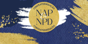 Arte gráfica em tons de azul e dourado anunciando a Confraternização do NAP e NPD do SINJUS-MG. No centro, há um selo dourado com o texto “Confraternização NAP & NPD”. Abaixo, informações do evento: dia 12/12/2025 (sexta-feira), das 18h30 às 22h30, no Adega Steakhouse, Av. Contorno 8831, Gutierrez, BH. Texto adicional: “Participe! Inscreva-se pelo formulário de 24/11 até 5/12 (ou até esgotarem as vagas). Evento exclusivo para PCD e aposentados.” No rodapé, está o logotipo do SINJUS-MG, organizador do evento.