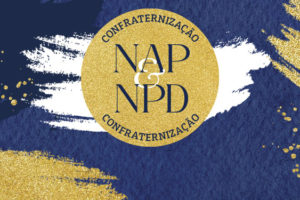 Arte gráfica em tons de azul e dourado anunciando a Confraternização do NAP e NPD do SINJUS-MG. No centro, há um selo dourado com o texto “Confraternização NAP & NPD”. Abaixo, informações do evento: dia 12/12/2025 (sexta-feira), das 18h30 às 22h30, no Adega Steakhouse, Av. Contorno 8831, Gutierrez, BH. Texto adicional: “Participe! Inscreva-se pelo formulário de 24/11 até 5/12 (ou até esgotarem as vagas). Evento exclusivo para PCD e aposentados.” No rodapé, está o logotipo do SINJUS-MG, organizador do evento.