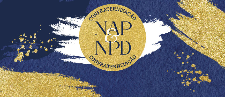 Arte gráfica em tons de azul e dourado anunciando a Confraternização do NAP e NPD do SINJUS-MG. No centro, há um selo dourado com o texto “Confraternização NAP & NPD”. Abaixo, informações do evento: dia 12/12/2025 (sexta-feira), das 18h30 às 22h30, no Adega Steakhouse, Av. Contorno 8831, Gutierrez, BH. Texto adicional: “Participe! Inscreva-se pelo formulário de 24/11 até 5/12 (ou até esgotarem as vagas). Evento exclusivo para PCD e aposentados.” No rodapé, está o logotipo do SINJUS-MG, organizador do evento.