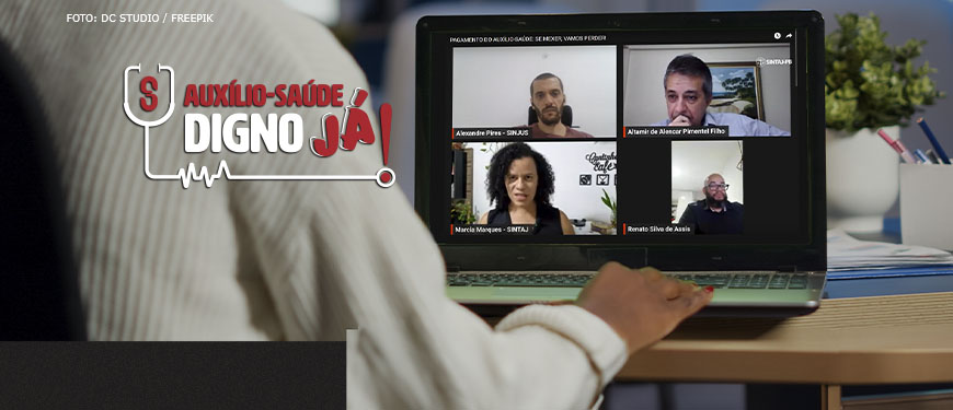 montagem mostra uma mulher negra de costas, vestida com uma blusa branca, ela tem um laptop à sua frente e está com as mãos sobre o teclado, as unhas dela estão pintadas com esmalte vermelho. Na tela do computador, há uma tela onde há quatro pessoas, participantes de uma live do Sindicato SINTAJ-PB, em um dos quadros está o coordenador-geral do SINJUS-MG, Alexandre Pires, um homem branco, de cabelos bem curtos e barba bem curta. Conteúdo textual: Isonomia - Alexandre Pires defende Auxílio-Saúde digno para servidores do Judiciário em live do SINTAJ-PB.