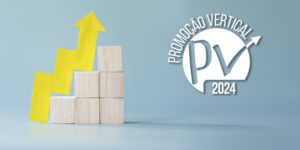 : A imagem mostra em um fundo azul-claro, blocos de madeira organizados em formato de escada, simbolizando crescimento na carreira. Ao lado, uma seta amarela em formato ascendente reforça a ideia de progressão profissional.