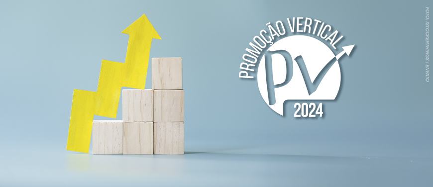 : A imagem mostra em um fundo azul-claro, blocos de madeira organizados em formato de escada, simbolizando crescimento na carreira. Ao lado, uma seta amarela em formato ascendente reforça a ideia de progressão profissional.