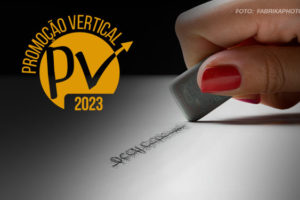 Na imagem há uma mão feminina com uma borracha, ela está apagando uma anotação riscada em um papel branco. No alto, em um fundo preto há um selo onde se lê Promoção Vertical 2023