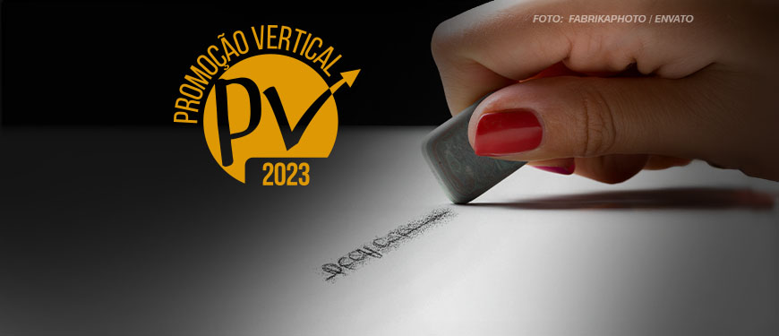 Na imagem há uma mão feminina com uma borracha, ela está apagando uma anotação riscada em um papel branco. No alto, em um fundo preto há um selo onde se lê Promoção Vertical 2023