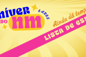 Imagem acessível: A imagem com fundo amarelo-claro e padrões em espiral transmite uma estética alegre e retrô. No topo, em letras grandes azuis e rosas, está escrito “níver do nm”, acompanhado da frase “6 anos”. No centro da imagem, aparece a mensagem “Ainda dá tempo!” em laranja e, logo abaixo, uma faixa rosa com o texto “Fila de espera”. Na parte inferior estão as logomarcas do SINJUS-MG e do Núcleo das Mulheres.