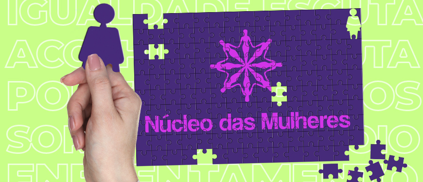 l: sobre um fundo verde pastel há um quebra cabeças lilás prestes a ser finalizado. Na parte central que está montada, há o logo do Núcleo das Mulheres do SINJUS. Uma das peças que será encaixada tem a silhueta feminina e está nas mãos de uma mulher, remetendo à ideia de participação e construção coletiva.