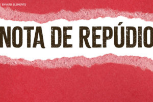 A imagem tem um fundo com duas faixas de papel rasgado, uma superior e outra inferior, ambas em vermelho. No centro da imagem, há um espaço branco com o texto em letras grandes e marrom escuro: "NOTA DE REPÚDIO".