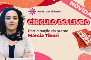 Do lado esquerdo, há a foto de Marcia Tiburi, uma mulher branca, de cabelos castanhos e cacheados, com olhos castanhos que encara a câmera com os braços cruzados. Do lado direito, há uma imagem de dois exemplares de um livro em uma superfície, sobrepostos. Esse livro tem capa laranja onde se lê o título e o nome da escritora: "Feminismo em comum: Para todas, todes e todos, de Marcia Tiburi". No topo, há uma faixa que anuncia uma novidade, a presença da autora do livro no Círculo do Livro.