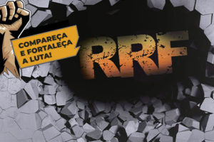 Imagem Acessível: Há um buraco numa superfície com textura de concreto, no fundo dele há um letreiro "RRF" (Regime de Recuperação Fiscal). Sobre ele há uma aplicação de um adesivo, com um punho fechado e uma faixa onde se lê: Compareça e fortaleça a luta!. Conteúdo textual: Audiência Pública para debater o RRF - Sessão conjunta das comissões CFFO, CAP e CCJ. Dia 24/10 (3ªf) - 14h. ALMG - Plenarinho IV.