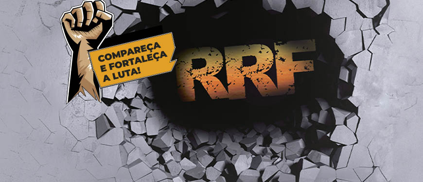 Imagem Acessível: Há um buraco numa superfície com textura de concreto, no fundo dele há um letreiro "RRF" (Regime de Recuperação Fiscal). Sobre ele há uma aplicação de um adesivo, com um punho fechado e uma faixa onde se lê: Compareça e fortaleça a luta!. Conteúdo textual: Audiência Pública para debater o RRF - Sessão conjunta das comissões CFFO, CAP e CCJ. Dia 24/10 (3ªf) - 14h. ALMG - Plenarinho IV.