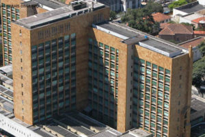 Imagem Acessível: Fotografia panorâmica do Hospital Governador Israel Pinheiro - IPSEMG