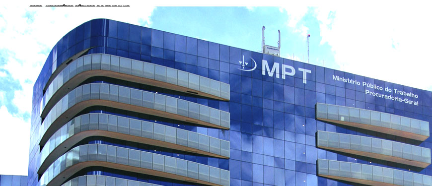 Imagem acessível: Fachada do prédio do MPT mostrando um prédio de arquitetura moderna, com vidros em tons de azul com a sigla e logotipo do MPT em um letreiro no topo.