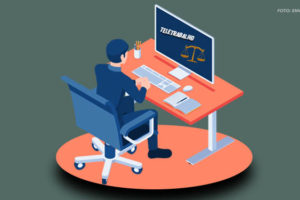 Imagem acessível: A imagem é uma ilustração digital com fundo verde escuro, destacando um homem sentado de costas em uma cadeira de escritório azul, trabalhando em um computador em uma mesa laranja. Na tela do computador, há a palavra "TELETRABALHO" e uma balança, símbolo da justiça. A mesa também contém alguns itens, como papéis e um copo.