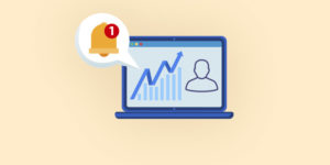 A imagem é uma ilustração digital com fundo em tons de bege. No centro, há um desenho de um laptop azul com uma tela exibindo um gráfico de barras e uma seta ascendente, além de um ícone de usuário. No canto esquerdo, uma notificação em forma de sino dourado com um número vermelho indica uma nova mensagem ou alerta. A matéria destaca que o TJMG implementará notificações automáticas para gestores, com o objetivo de reduzir atrasos na Avaliação de Desempenho.