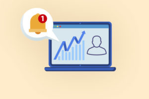 A imagem é uma ilustração digital com fundo em tons de bege. No centro, há um desenho de um laptop azul com uma tela exibindo um gráfico de barras e uma seta ascendente, além de um ícone de usuário. No canto esquerdo, uma notificação em forma de sino dourado com um número vermelho indica uma nova mensagem ou alerta. A matéria destaca que o TJMG implementará notificações automáticas para gestores, com o objetivo de reduzir atrasos na Avaliação de Desempenho.