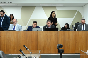 Mesa diretiva da Comissão de Administração Pública, deputados analisam proposições. Estão na mesa os deputados estaduais Professor Cleiton, Ulysses Gomes , Roberto Andrade, Sargento Rodrigues, João Magalhães, Rodrigo Lopes, Tito Torres.