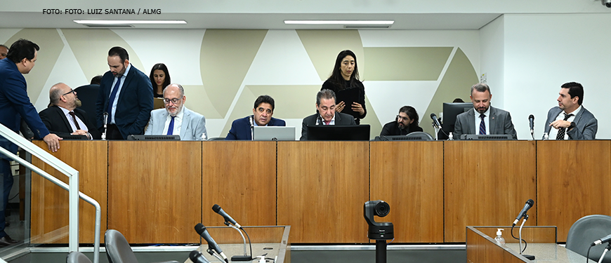 Mesa diretiva da Comissão de Administração Pública, deputados analisam proposições. Estão na mesa os deputados estaduais Professor Cleiton, Ulysses Gomes , Roberto Andrade, Sargento Rodrigues, João Magalhães, Rodrigo Lopes, Tito Torres.