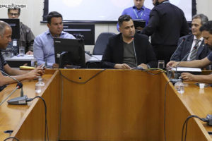 Na mesa da Comissão de Legislação e Justiça da Câmara Municipal de Belo Horizonte está o vereador e diretor de Formação Política e Assuntos Sindicais do SINJUS-MG, Wagner Ferreira. Ele está debatendo com os vereadores Jorge Santos, Irlan Melo, Sérgio Fernando Pinho Tavares e José Ferreira.