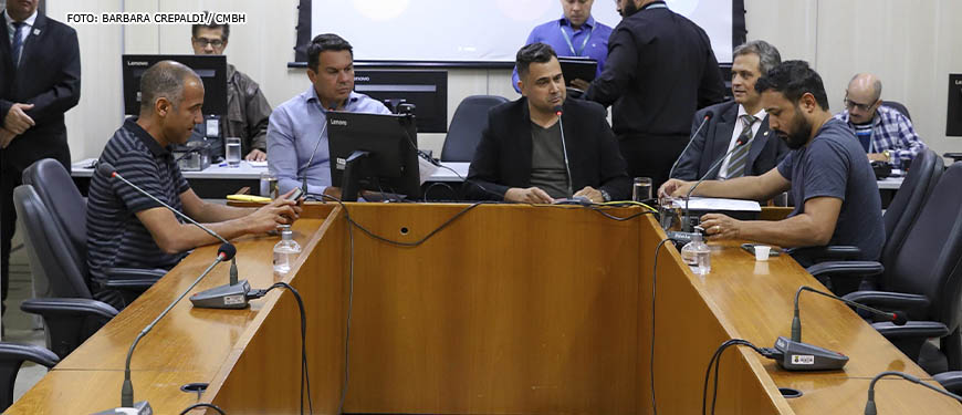 Na mesa da Comissão de Legislação e Justiça da Câmara Municipal de Belo Horizonte está o vereador e diretor de Formação Política e Assuntos Sindicais do SINJUS-MG, Wagner Ferreira. Ele está debatendo com os vereadores Jorge Santos, Irlan Melo, Sérgio Fernando Pinho Tavares e José Ferreira.