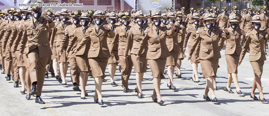 Policiais militares, homens e mulheres, estão vestidos com farda marrom e marcham enfileirados. Conteúdo textial: IGUALDADE - Justiça reconhece direito de candidata injustiçada no concurso da PMMG retornar ao concurso.