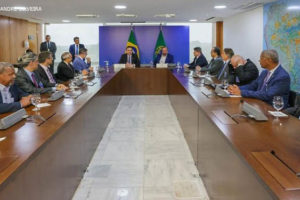 Reunião de representantes sindicais com o senador Alexandre Silveira (PSD/MG), com a presença do Presidente em exercício do Brasil, o Presidente do Senado, senador Rodrigo Pacheco (PSD). Eles estão em uma sala de reuniões do Palácio do Planalto.