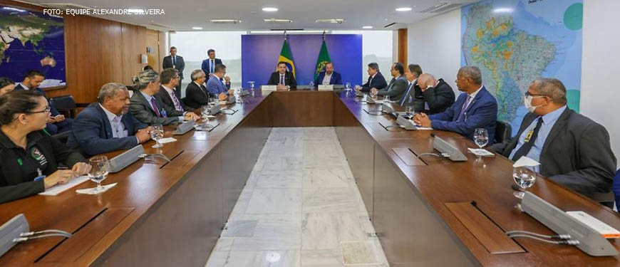 Reunião de representantes sindicais com o senador Alexandre Silveira (PSD/MG), com a presença do Presidente em exercício do Brasil, o Presidente do Senado, senador Rodrigo Pacheco (PSD). Eles estão em uma sala de reuniões do Palácio do Planalto.