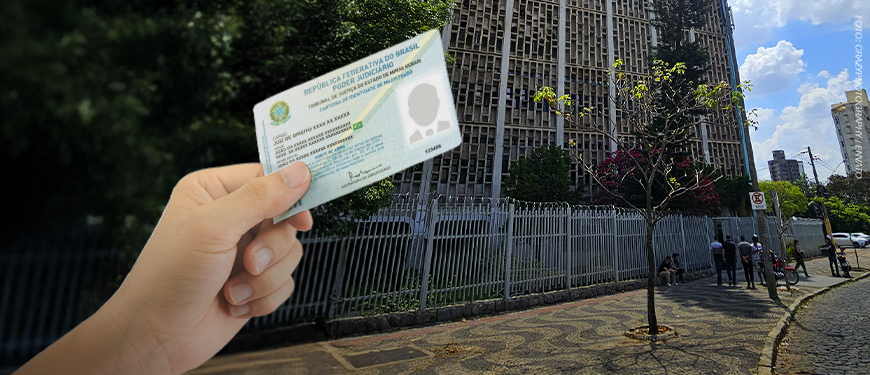 Imagem Acessível: A imagem mostra uma mão segurando uma carteira funcional do Tribunal de Justiça de Minas Gerais, diante do prédio da unidade Milton Campos, em Belo Horizonte. O texto na imagem informa: “Posto temporário para emissão da carteira funcional está aberto na unidade Milton Campos”.
