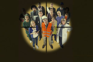 A imagem mostra um grupo diverso de profissionais, incluindo médicos, professores, engenheiros e outros trabalhadores, enquadrados por uma mira de alvo. O fundo é escuro e destaca o tom de alerta e preocupação.