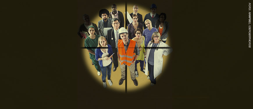 A imagem mostra um grupo diverso de profissionais, incluindo médicos, professores, engenheiros e outros trabalhadores, enquadrados por uma mira de alvo. O fundo é escuro e destaca o tom de alerta e preocupação.