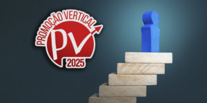 Arte do SINJUS-MG sobre a Promoção Vertical (PV) 2025, com fundo em degradê azul-escuro. No canto superior esquerdo, aparece o símbolo da campanha “Promoção Vertical PV 2025”, em vermelho e branco, com uma seta apontando para cima. À direita, uma ilustração tridimensional mostra cinco blocos de madeira dispostos em formato de escada ascendente. No degrau mais alto, há um boneco estilizado azul, representando o avanço na carreira dos servidores do TJMG.