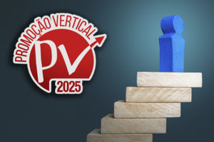 Arte do SINJUS-MG sobre a Promoção Vertical (PV) 2025, com fundo em degradê azul-escuro. No canto superior esquerdo, aparece o símbolo da campanha “Promoção Vertical PV 2025”, em vermelho e branco, com uma seta apontando para cima. À direita, uma ilustração tridimensional mostra cinco blocos de madeira dispostos em formato de escada ascendente. No degrau mais alto, há um boneco estilizado azul, representando o avanço na carreira dos servidores do TJMG.